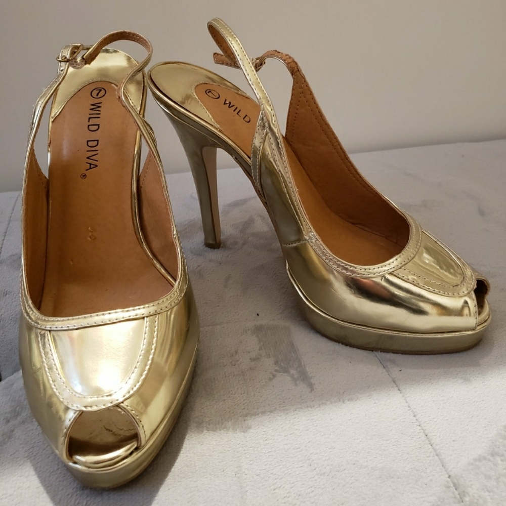 Gold peep-toe sling back pump